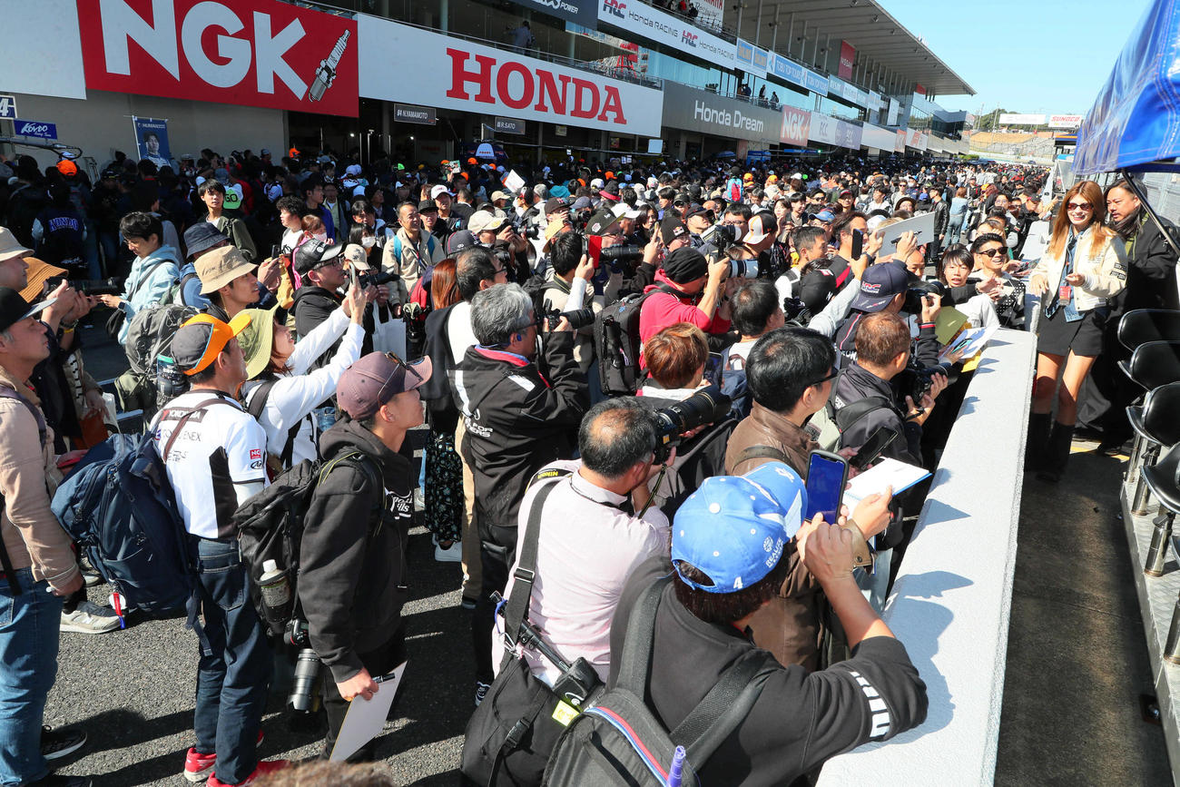 スーパーフォーミュラ第8戦　ピットウォークで賑わう鈴鹿サーキット（撮影・宮崎幸一）