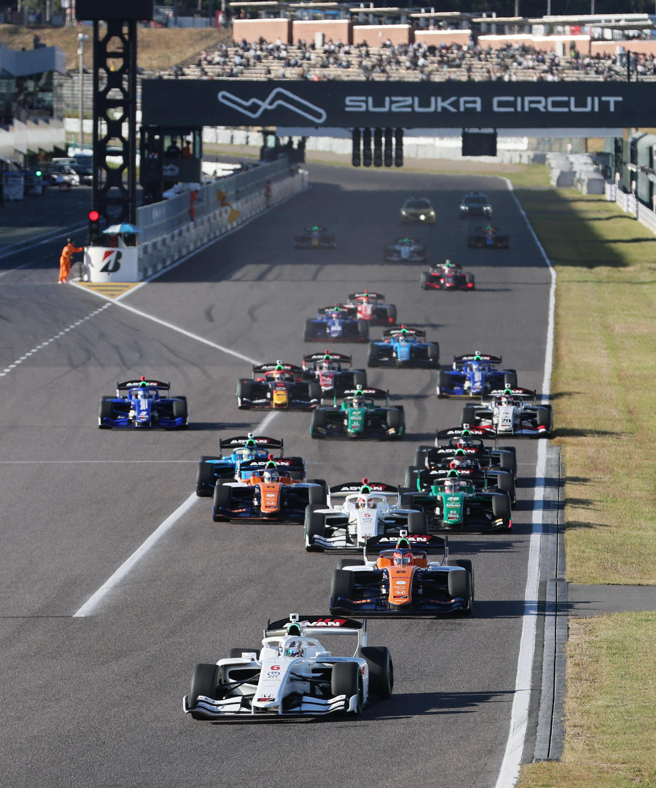 スーパーフォーミュラ第8戦　スタートにもたつく車で混乱したスタート（撮影・宮崎幸一）