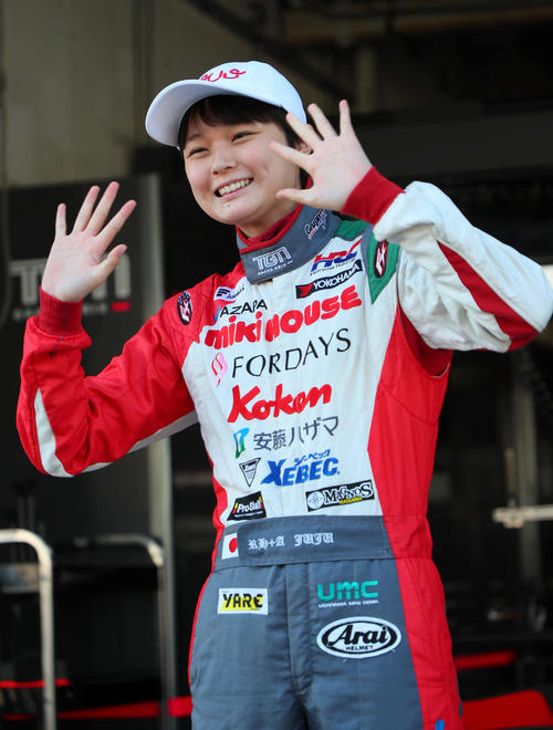 スーパーフォーミュラ第8戦　ファンの声援に応えるTMGグランプリのJuju（野田樹潤）（撮影・宮崎幸一）