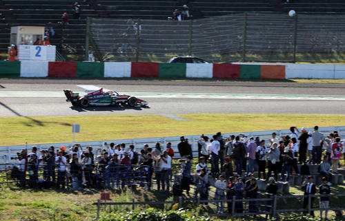 スーパーフォーミュラ第8戦　激撮エリアのファンの声援を浴びるTMGグランプリのJuju（野田樹潤）（撮影・宮崎幸一）