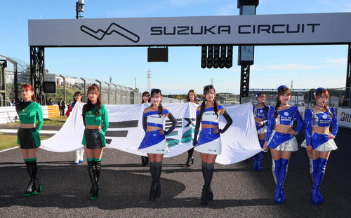 スーパーフォーミュラ第8戦　スタート進行でフラッグを持つ各チームのキャンペーンガール（撮影・宮崎幸一）