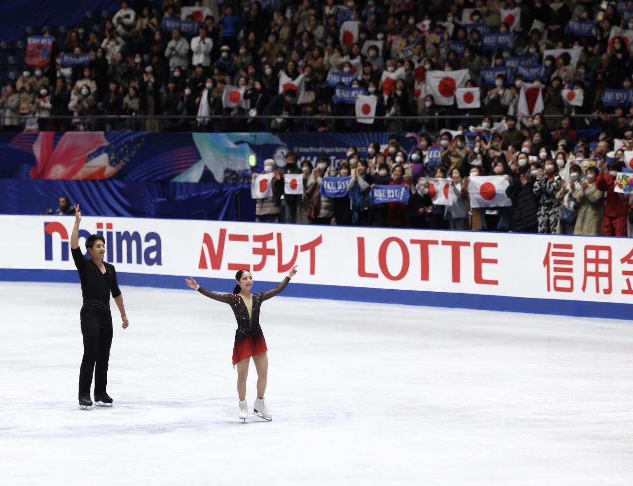 ペア・フリーの演技を終え、声援に応える木原（左）と三浦（撮影・河田真司）
