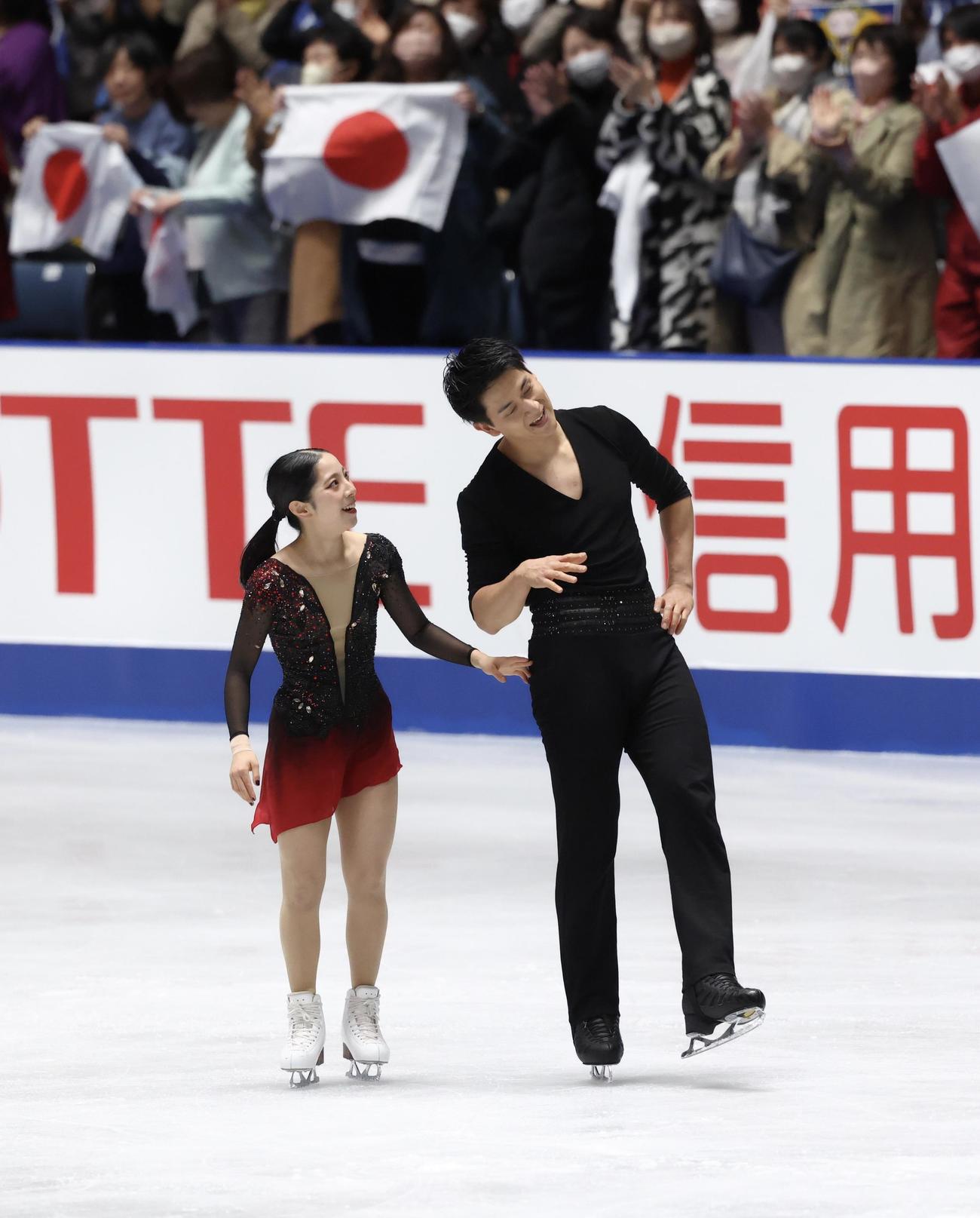 ペア・フリーの演技を終え言葉を交わす三浦（左）と木原（撮影・河田真司）