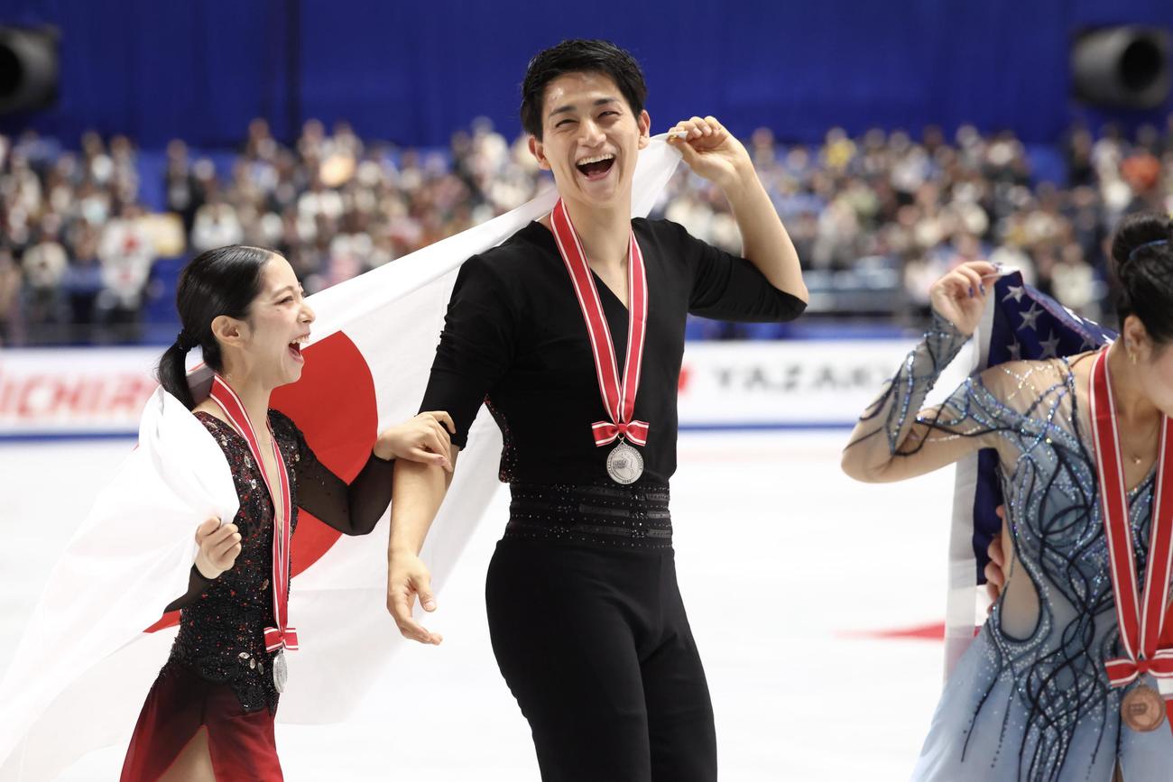 表彰式後、笑顔を見せるペア2位三浦（左）と木原（撮影・河田真司）