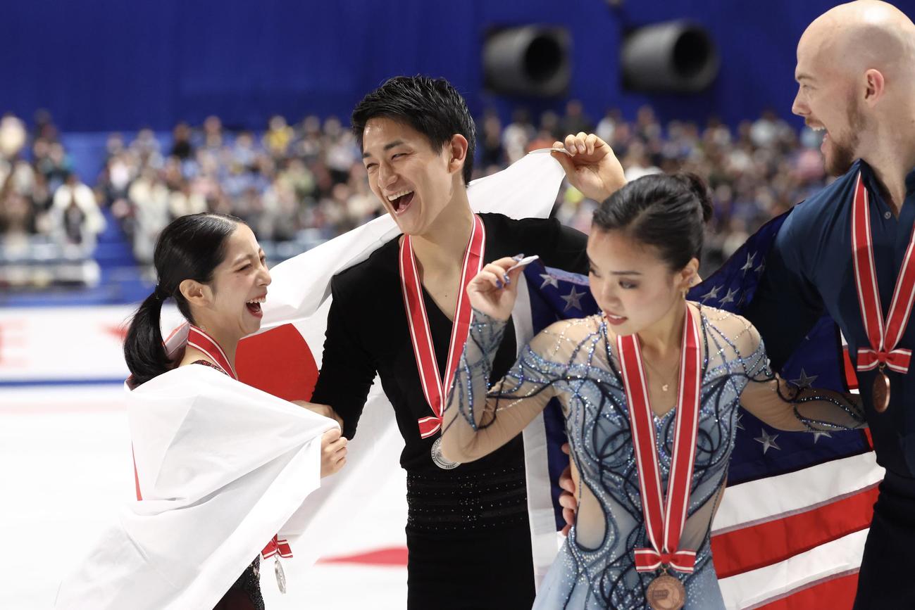 表彰式後、笑顔を見せるペア2位三浦（左）と木原（撮影・河田真司）