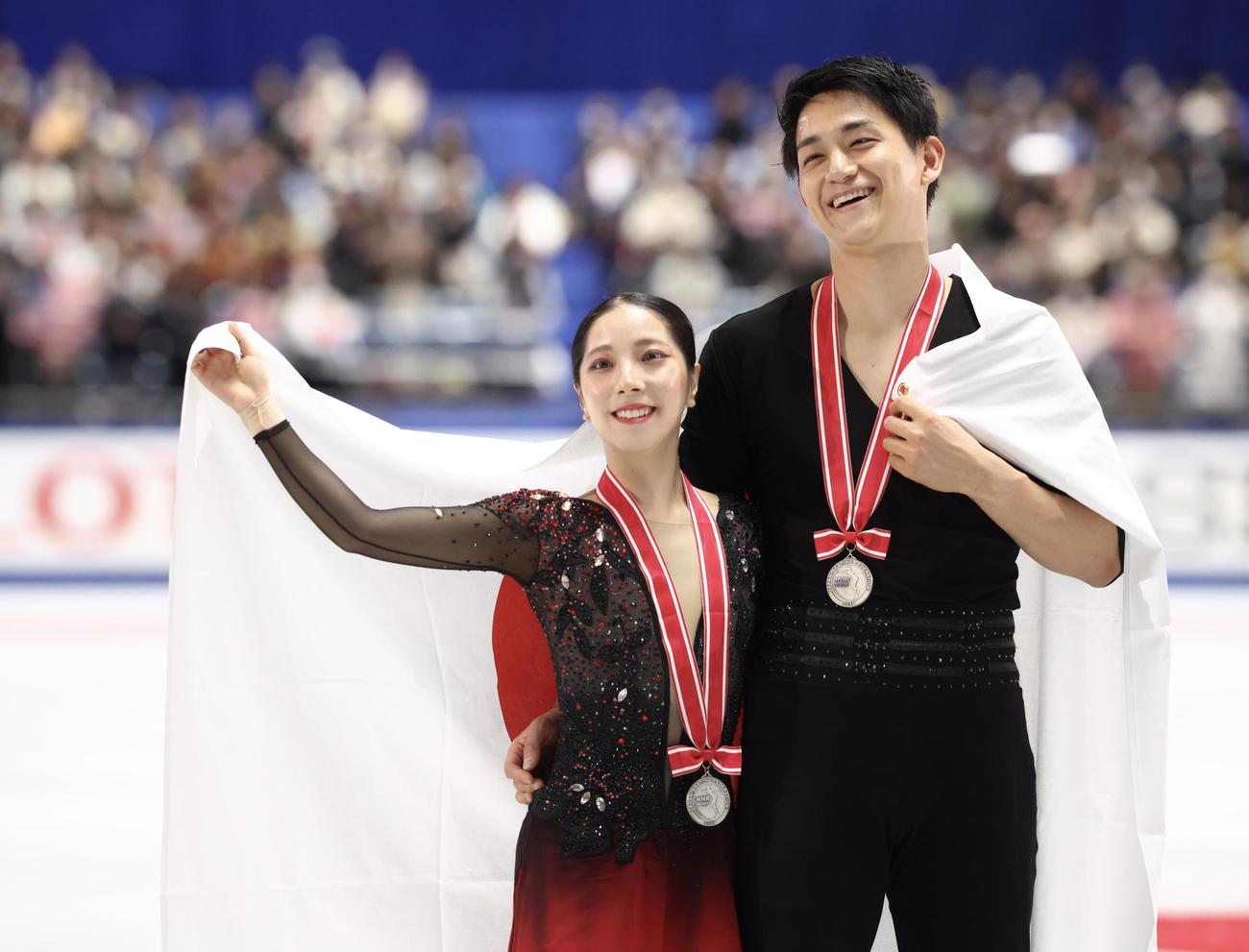 表彰式後、笑顔を見せるペア2位三浦（左）と木原（撮影・河田真司）