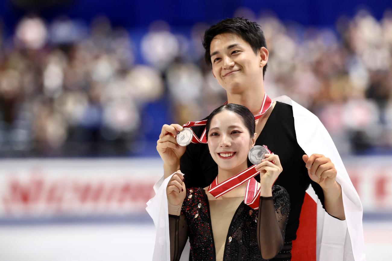 表彰式後、笑顔を見せるペア2位三浦（手前）と木原（撮影・河田真司）