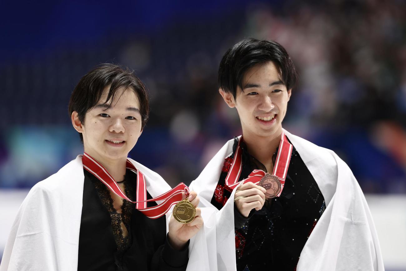 表彰式後、笑顔で記念撮影に臨む男子優勝の鍵山（左）と壷井（撮影・河田真司）