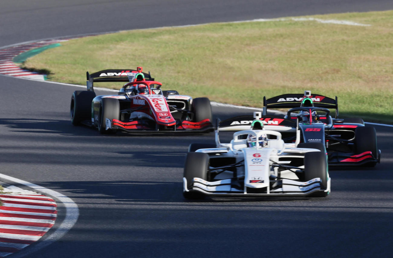 スーパーフォーミュラ第8戦　TMGグランプリのJuju（左・野田樹潤）は優勝したダンデライオンレーシングの太田格之進（右手前）とバトルする（撮影・宮崎幸一）