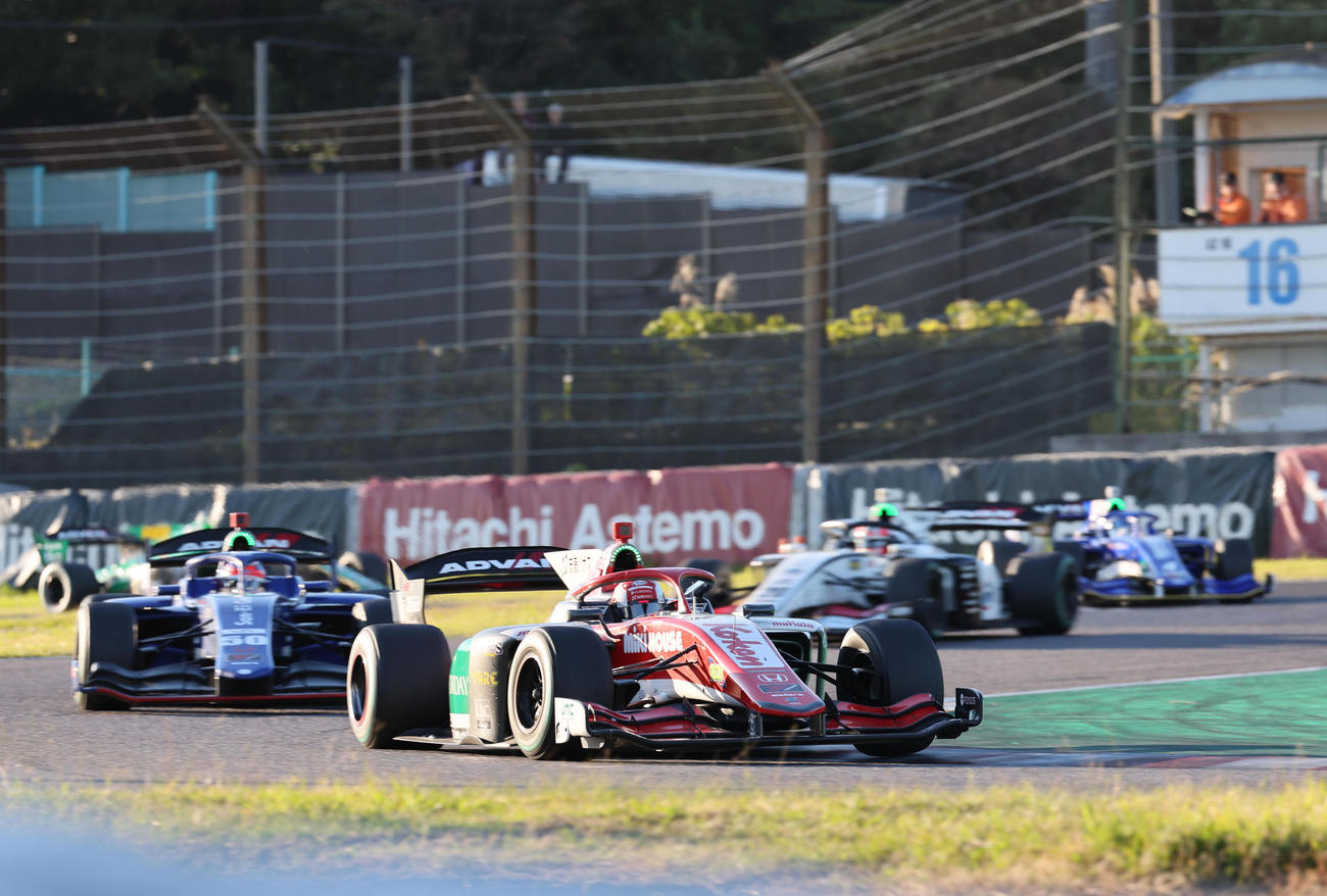 スーパーフォーミュラ第8戦　一時はポイント圏内となる10位を走り12位で完走したTMGグランプリのJuju（手前・野田樹潤）（撮影・宮崎幸一）