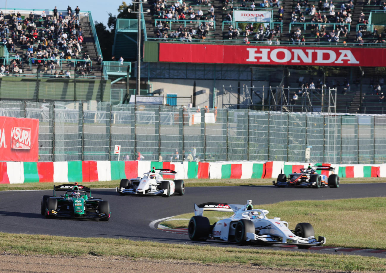 スーパーフォーミュラ第8戦を制したダンデライオンレーシングの太田格之進（右）（撮影・宮崎幸一）