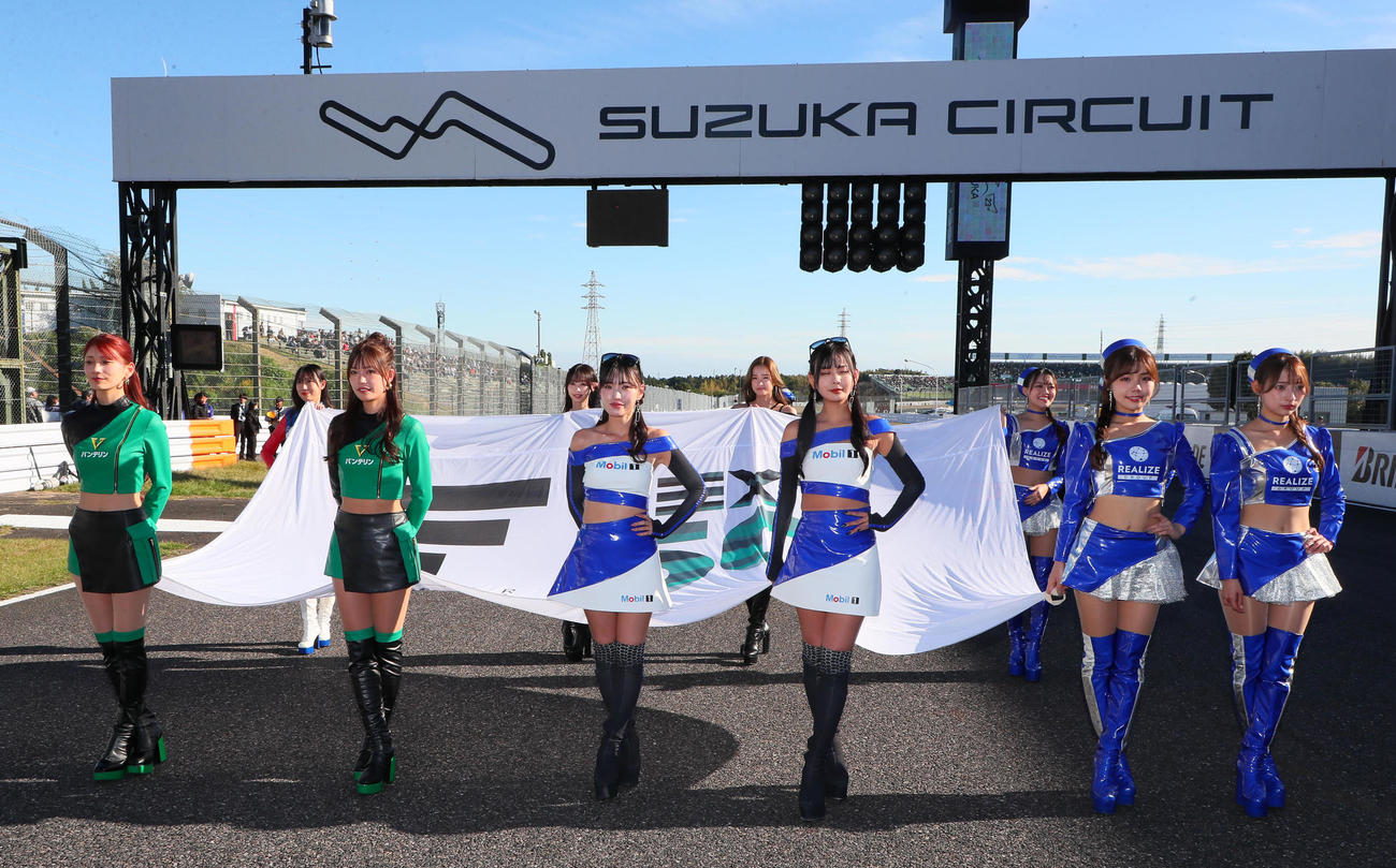 スーパーフォーミュラ第8戦　スタート進行でフラッグを持つ各チームのキャンペーンガール（撮影・宮崎幸一）