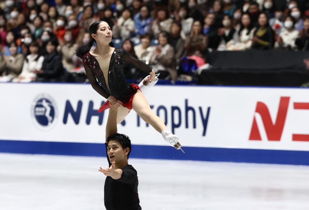 ペア・フリーダンスで演技を披露する三浦（上）と木原（撮影・河田真司）