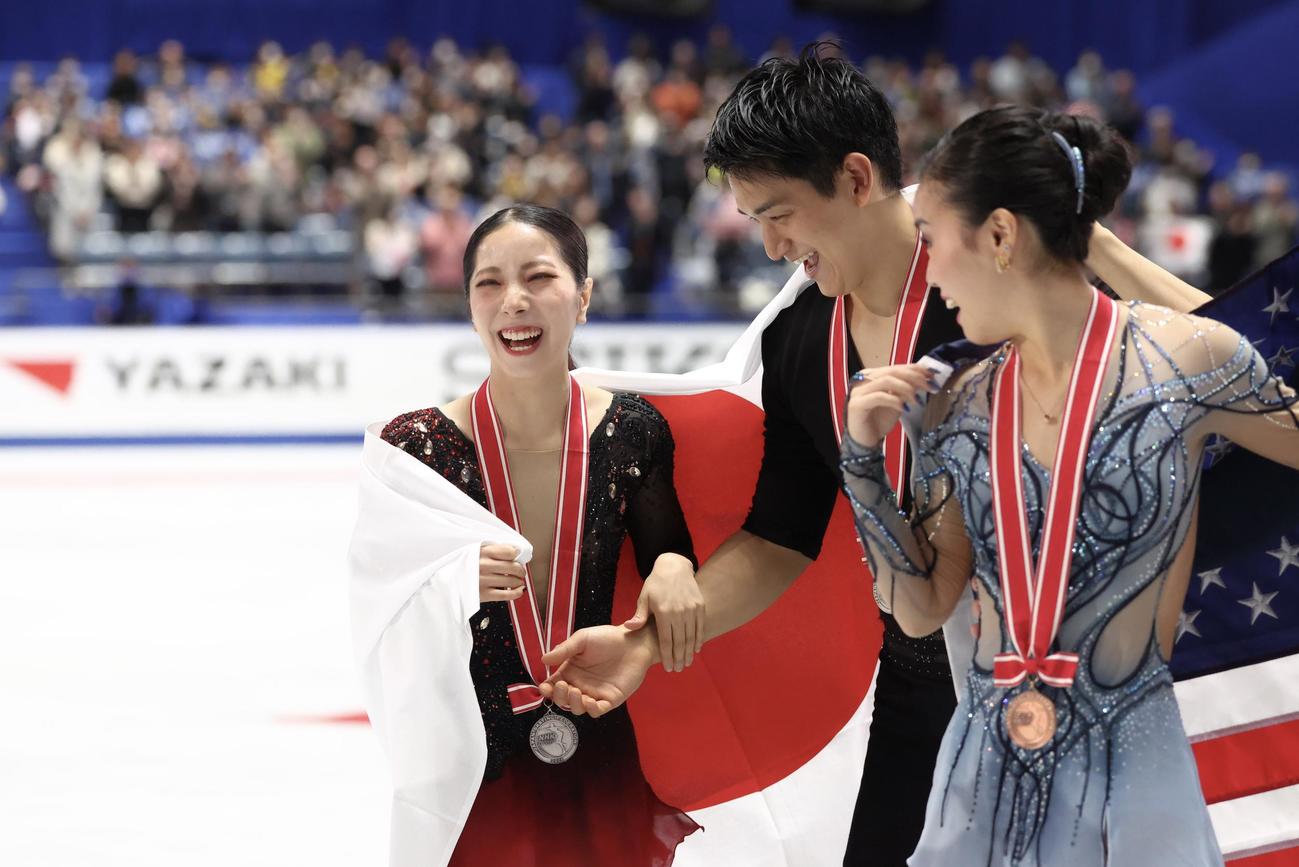 表彰式後、笑顔を見せるペア2位三浦（左）と木原（撮影・河田真司）