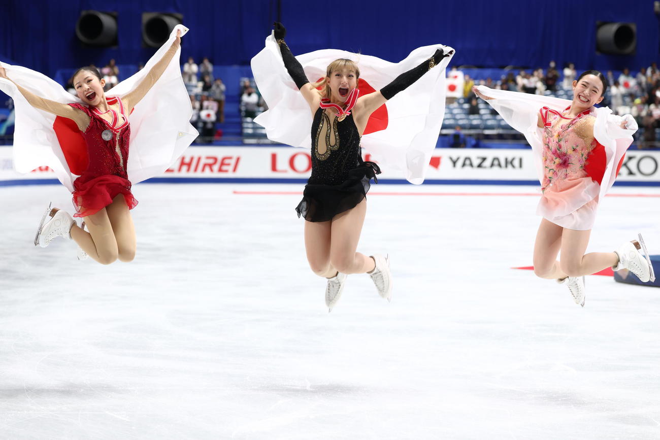 女子の表彰式後、喜びのジャンプを披露する、左から2位の千葉、優勝の坂本、3位の青木（撮影・河田真司）