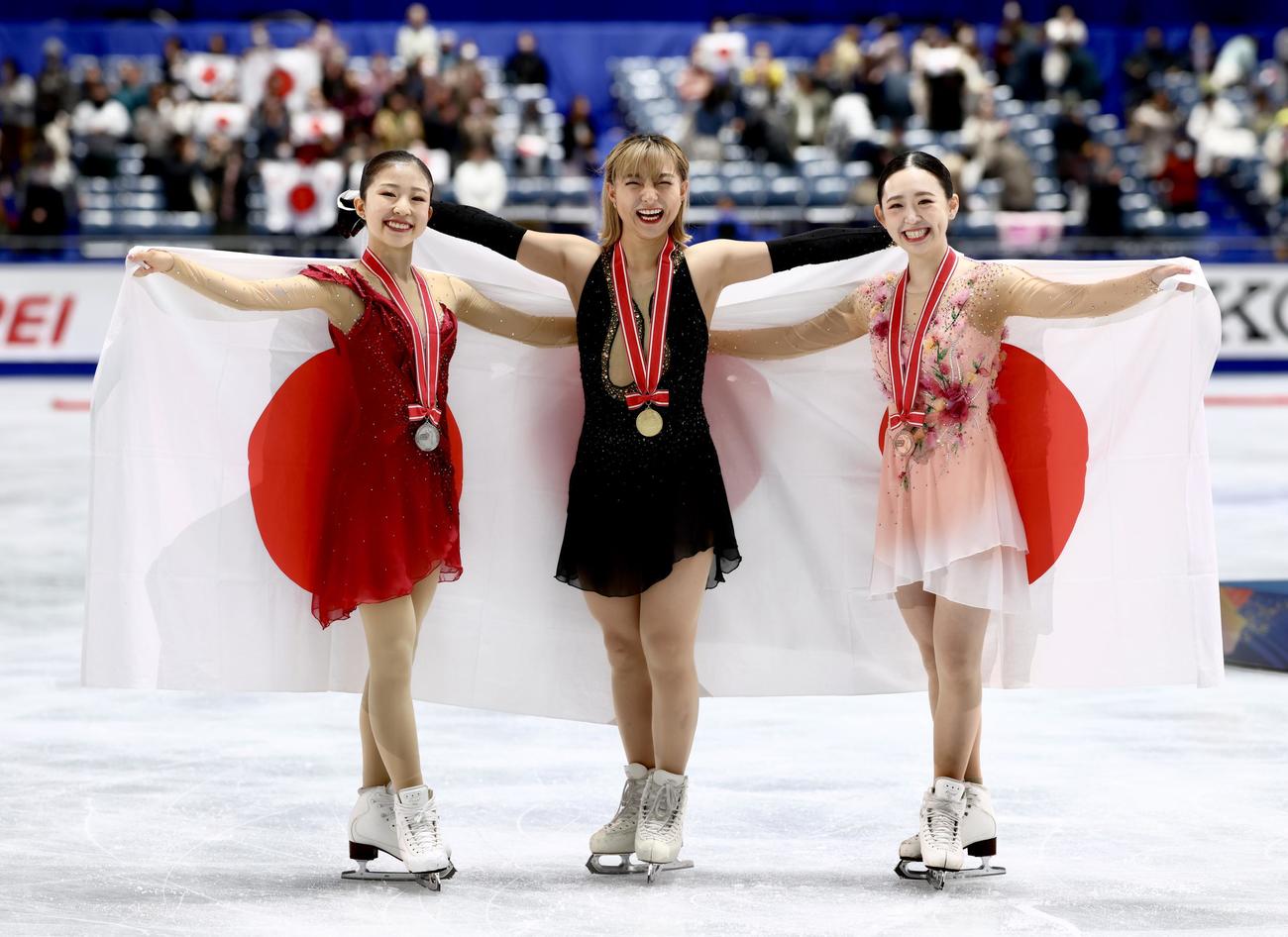 表彰式後、記念撮影で笑顔を見せる女子優勝の坂本（中央）2位の千葉（左）3位の青木（撮影・河田真司）