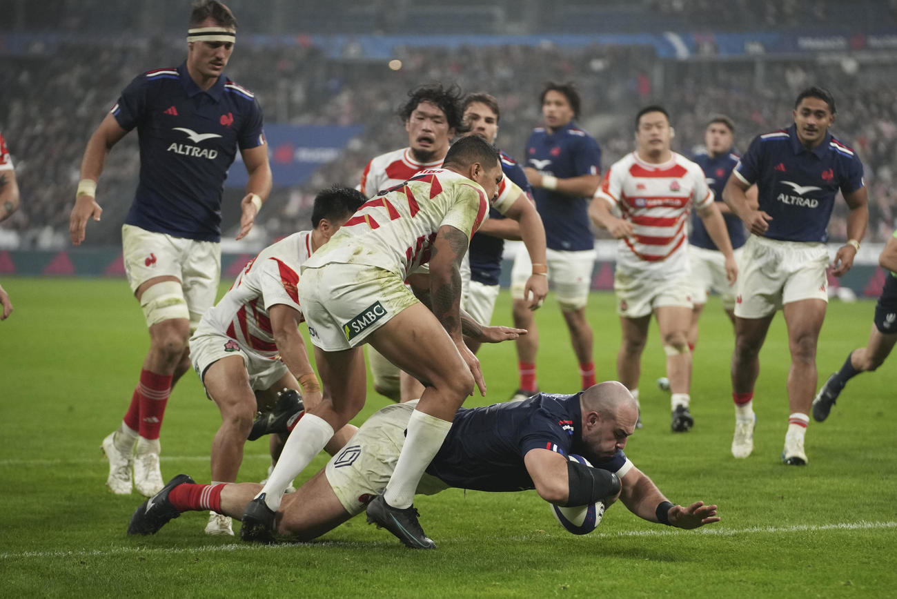 日本代表はフランス代表ジャンバティスト・グロにトライされた（AP)