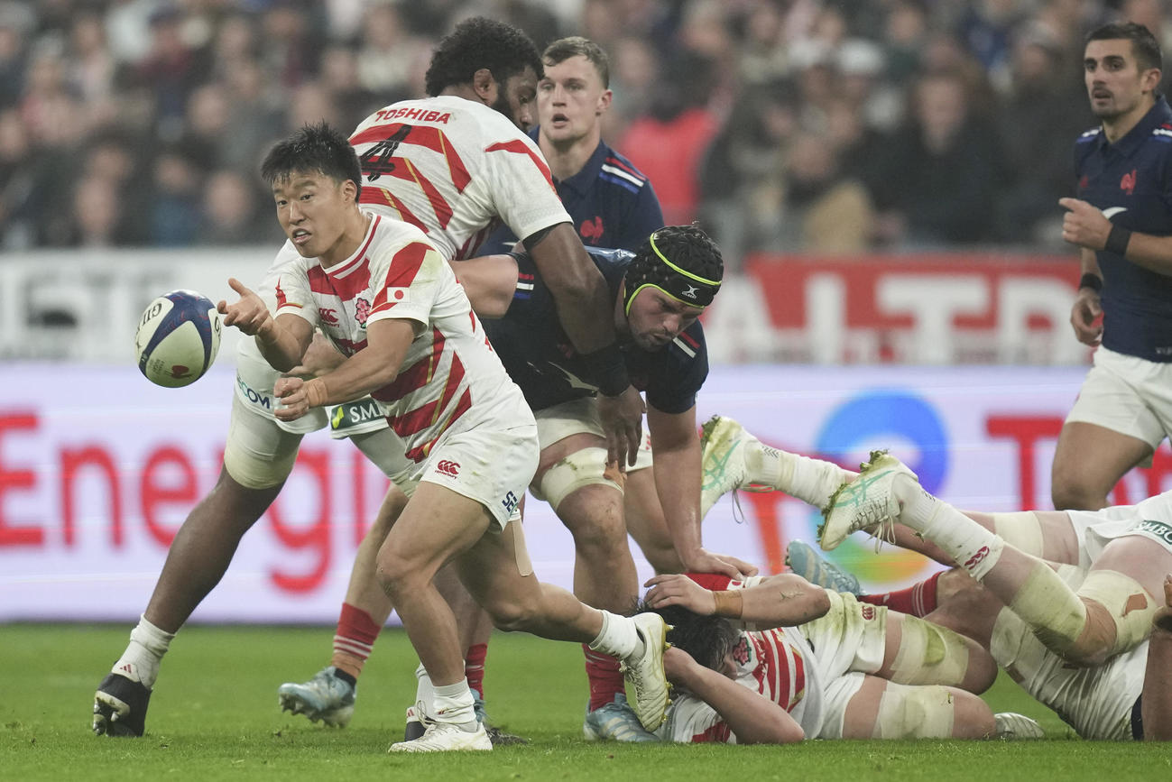 パスを出す日本代表SH斎藤直人（AP)