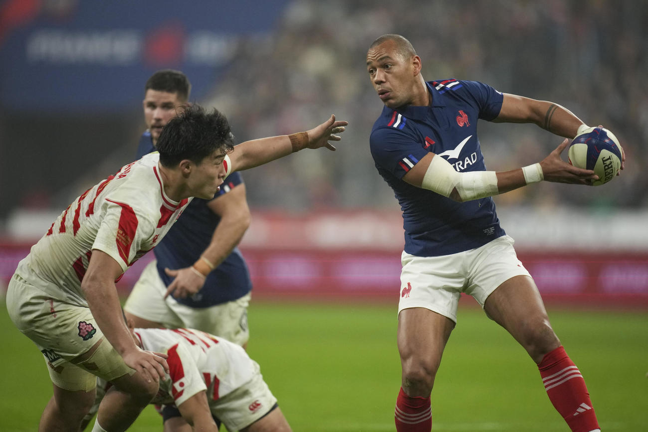 日本代表FW下川甲嗣（左）はフランス代表ガエル・フィクーのパスを阻止しようとする（AP)