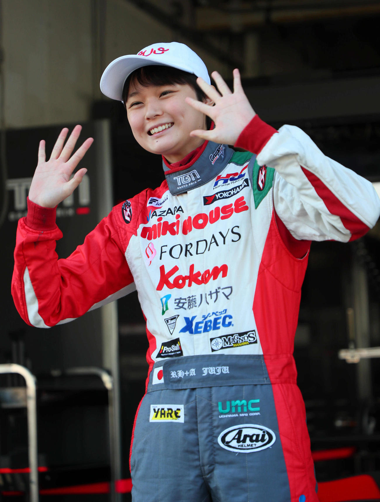スーパーフォーミュラ第8戦　ファンの声援に応えるTMGグランプリのJuju（撮影・宮崎幸一）