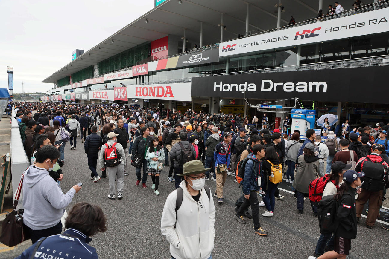 スーパーフォーミュラ第9戦　多くのファンが集まったピットウォーク（撮影・宮崎幸一）
