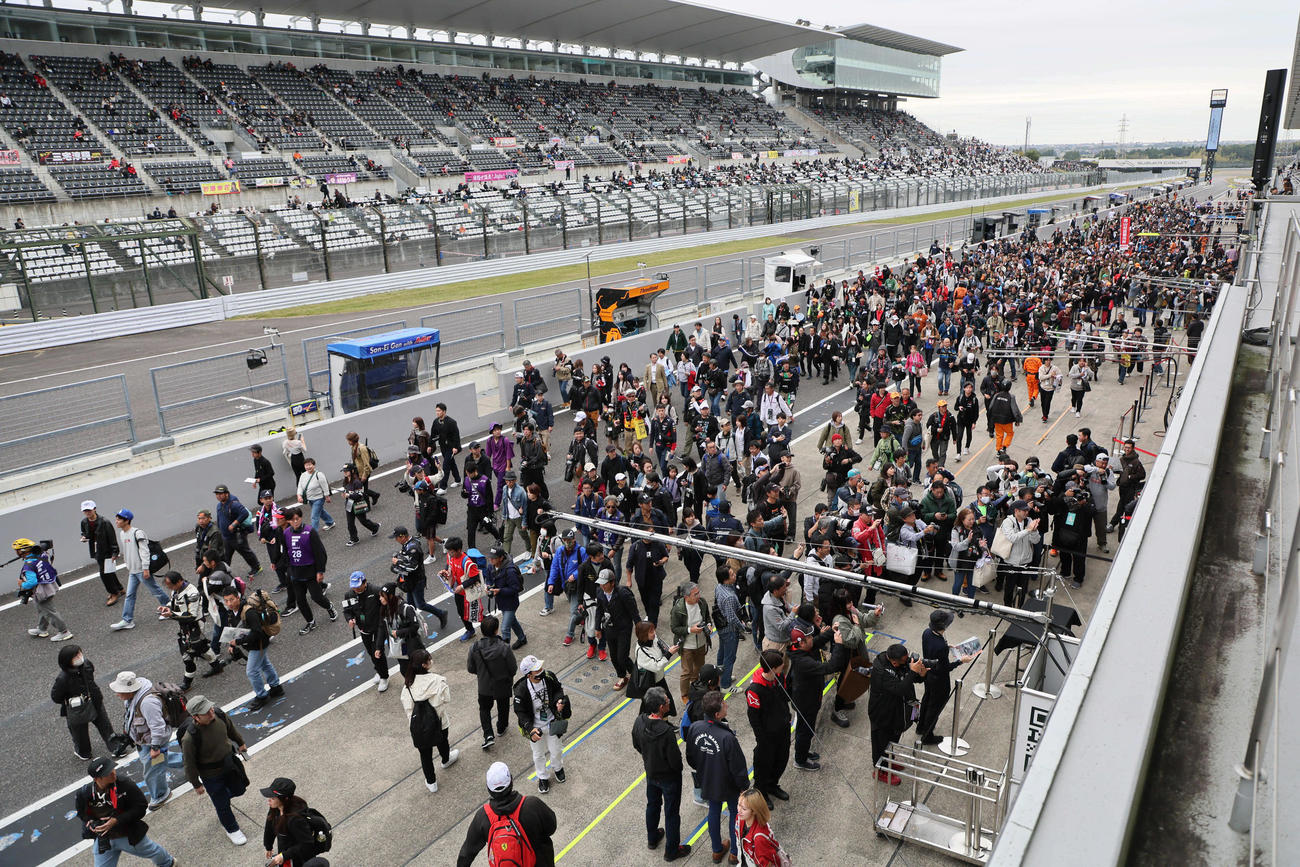 スーパーフォーミュラ第9戦　多くのファンが集まったピットウォーク（撮影・宮崎幸一）