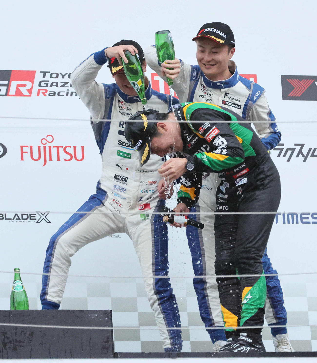 スーパーフォーミュラ最終戦でドライバーズチャンピオンを決めたチームトムスの坪井翔（手前）は、ドライバー仲間に炭酸水をかけられる（撮影・宮崎幸一）