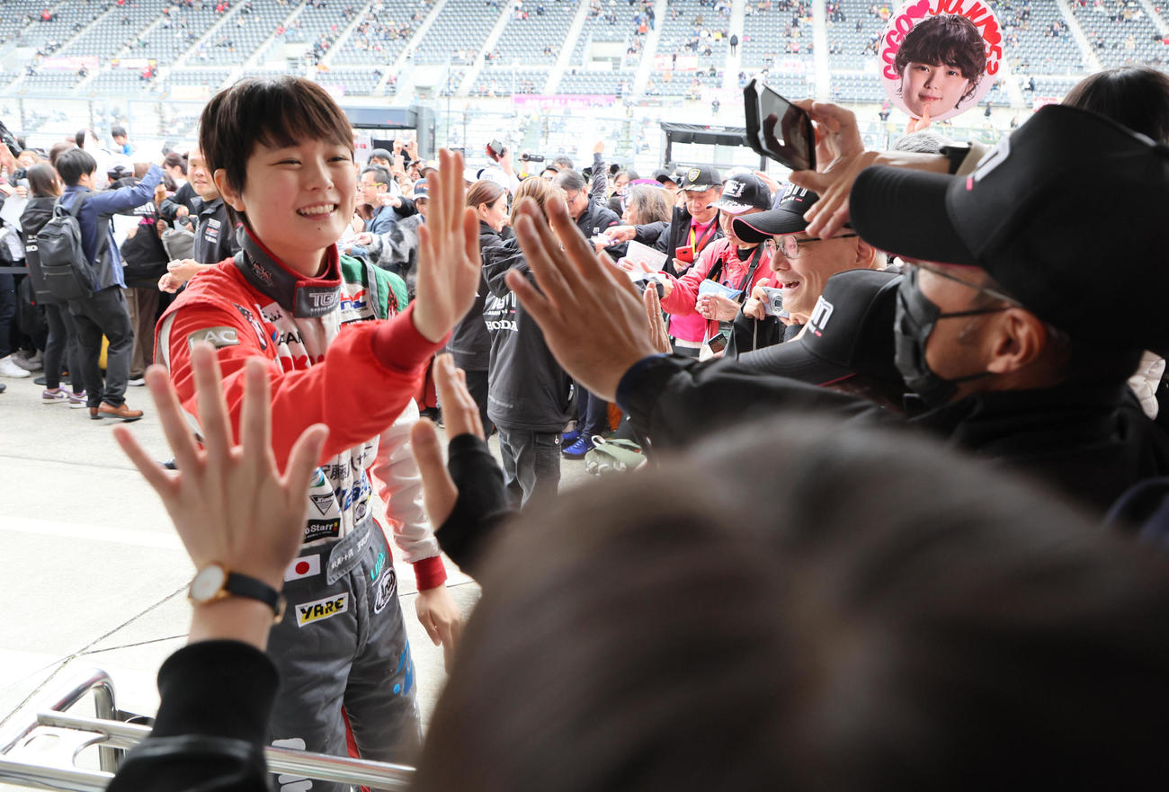 スーパーフォーミュラ第9戦　笑顔でファンと交流するJuju（野田樹潤）（撮影・宮崎幸一）