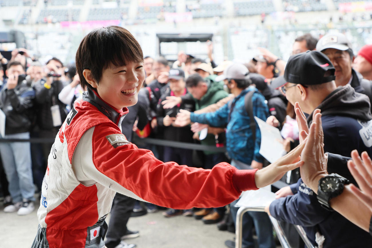 スーパーフォーミュラ第9戦　笑顔でファンと交流するJuju（野田樹潤）（撮影・宮崎幸一）