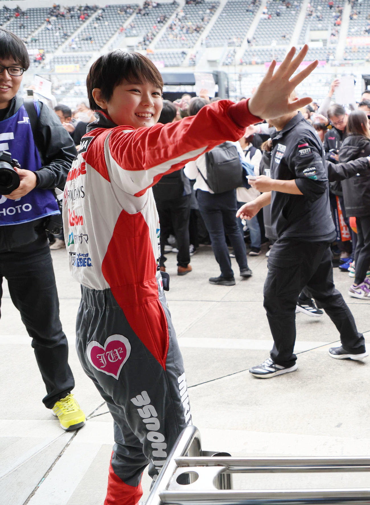 スーパーフォーミュラ第9戦　笑顔でファンと交流するJuju（野田樹潤）（撮影・宮崎幸一）