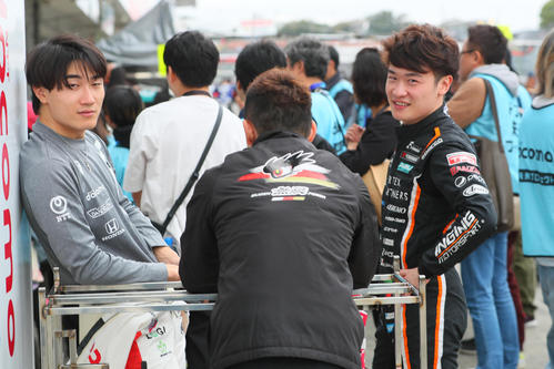スーパーフォーミュラ第9戦　ピット前で話し合う牧野任祐（左）と阪口晴南（右）（撮影・宮崎幸一）