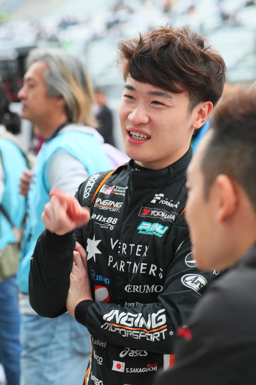 スーパーフォーミュラ第9戦　ピット前で話し合う阪口晴南（撮影・宮崎幸一）