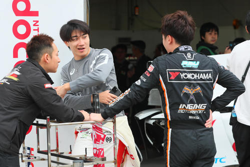 スーパーフォーミュラ第9戦　ピット前で話し合う牧野任祐（中央）と阪口晴南（右）ら（撮影・宮崎幸一）