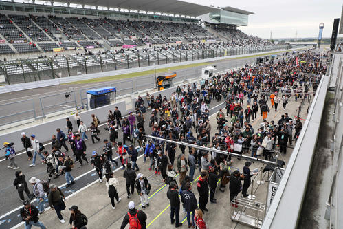 スーパーフォーミュラ第9戦　多くのファンが集まったピットウォーク（撮影・宮崎幸一）