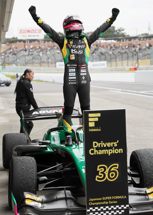 スーパーフォーミュラ最終戦で2位となりドライバーズチャンピオンとなったチームトムスの坪井翔は、マシンの上でバンザイする（撮影・宮崎幸一）