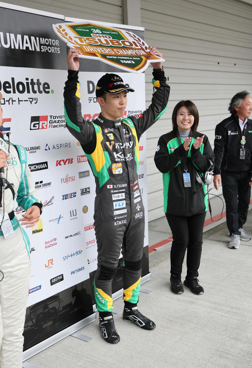 スーパーフォーミュラ最終戦で2位となりドライバーズチャンピオンとなった坪井翔は、妻の愛未さんに拍手を贈られる（撮影・宮崎幸一）