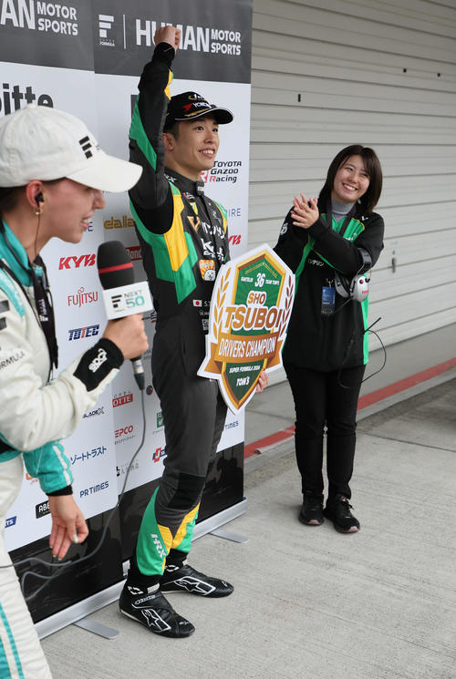 スーパーフォーミュラ最終戦で2位となりドライバーズチャンピオンとなった坪井翔は、妻の愛未さんに拍手を贈られる（撮影・宮崎幸一）