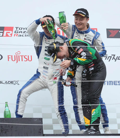 スーパーフォーミュラ最終戦でドライバーズチャンピオンを決めたチームトムスの坪井翔（手前）は、ドライバー仲間に炭酸水をかけられる（撮影・宮崎幸一）