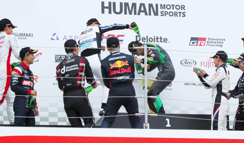 スーパーフォーミュラ最終戦でドライバーズチャンピオンを決めたチームトムスの坪井翔（中央右）は、ドライバー仲間に炭酸水をかけられる（撮影・宮崎幸一）