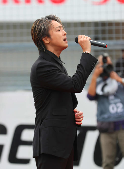 スーパーフォーミュラ最終戦で君が代を独唱したEXILE TAKAHIRO（撮影・宮崎幸一）