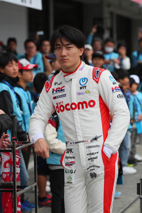 スーパーフォーミュラ第9戦　ピット前で話し合う牧野任祐（撮影・宮崎幸一）