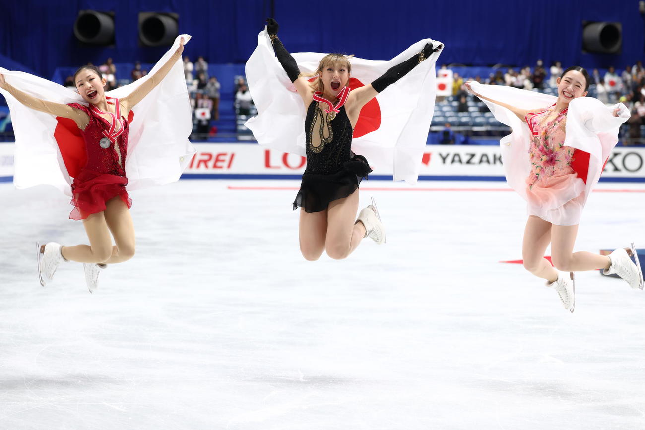 女子の表彰式後、喜びのジャンプを披露する、左から2位の千葉、優勝の坂本、3位の青木（撮影・河田真司）