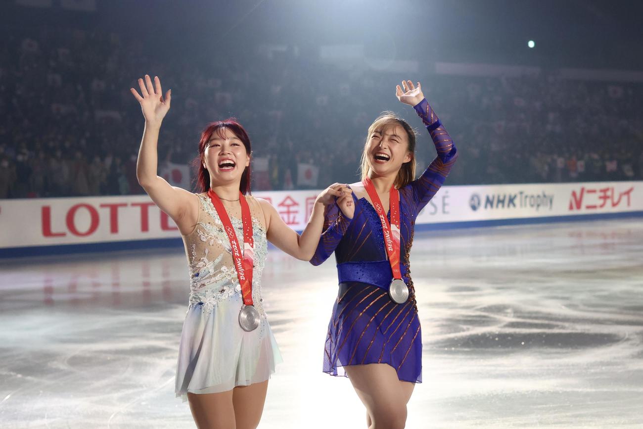 フィギュアスケートGPシリーズ第4戦NHK杯のエキシビションで、北京五輪団体戦で獲得した銀メダルを披露する樋口（左）と坂本（撮影・河田真司）