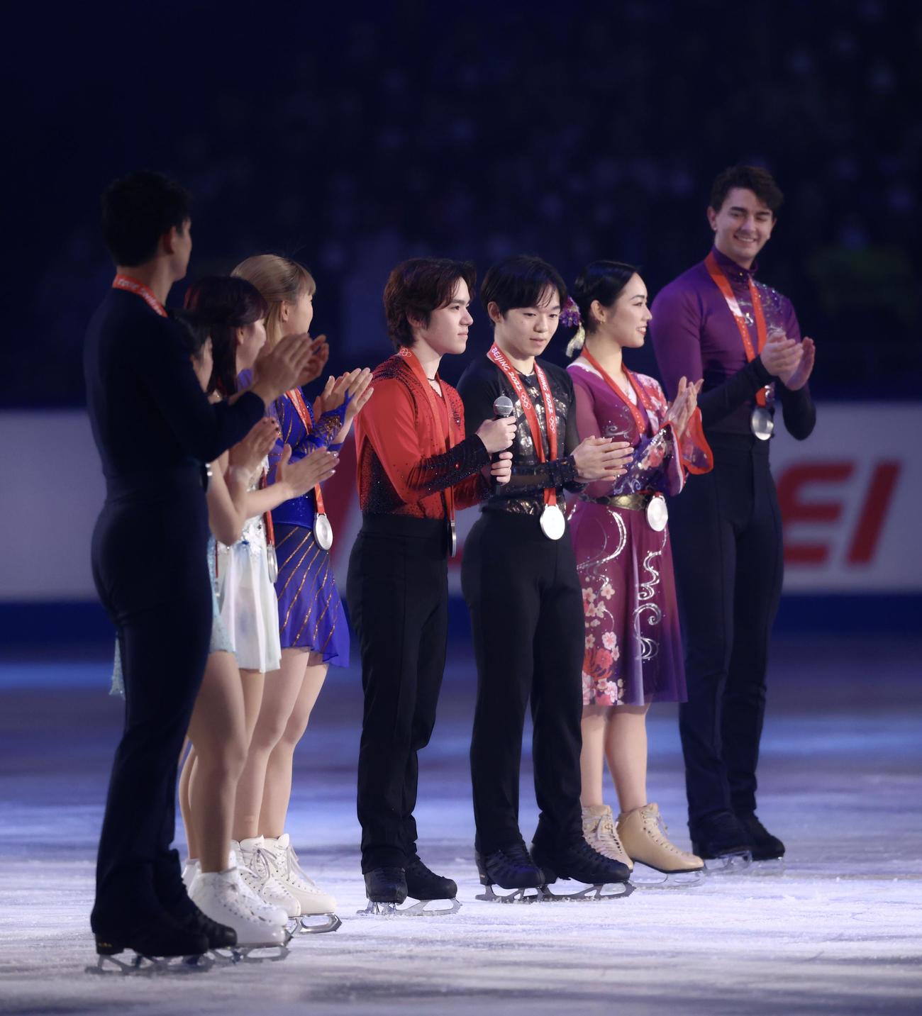 フィギュアスケートGPシリーズ第4戦NHK杯のエキシビションで、北京五輪団体戦で獲得した銀メダルを披露する宇野昌磨さん（中央）ら（撮影・河田真司）