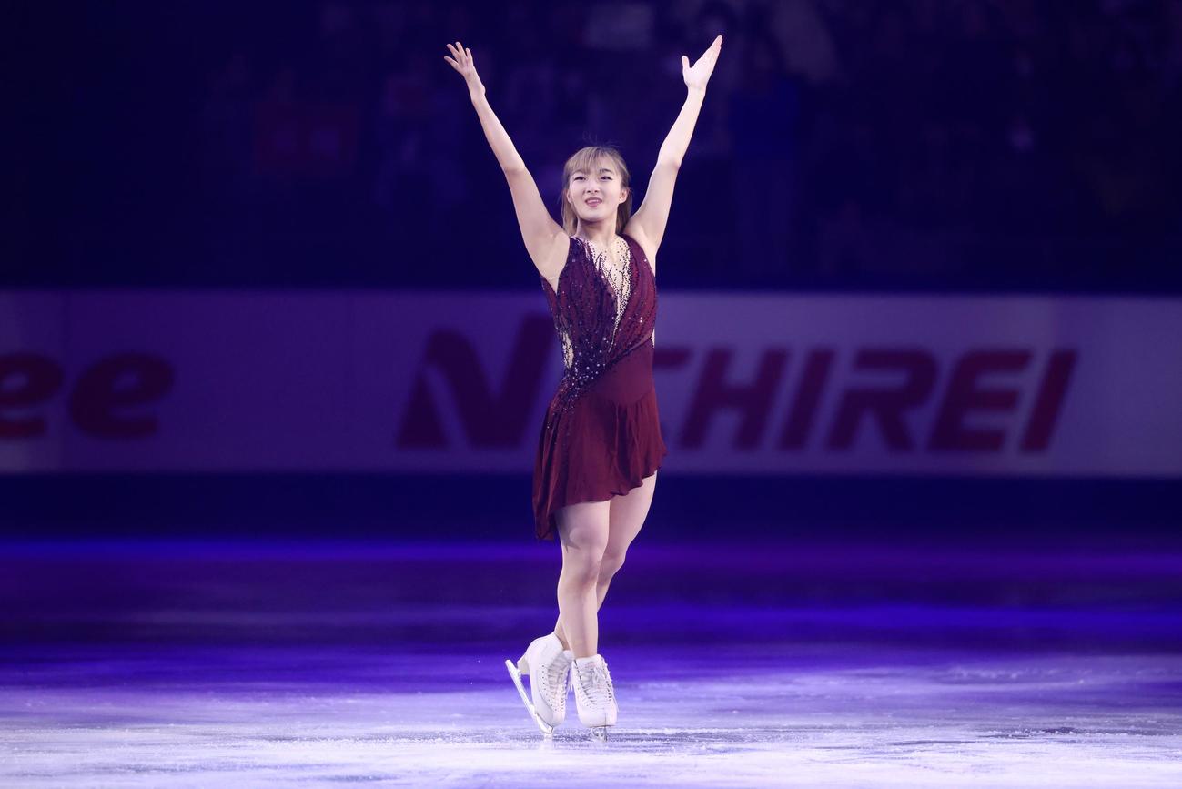 フィギュアスケートGPシリーズ第4戦NHK杯のエキシビションで声援に応える坂本（撮影・河田真司）
