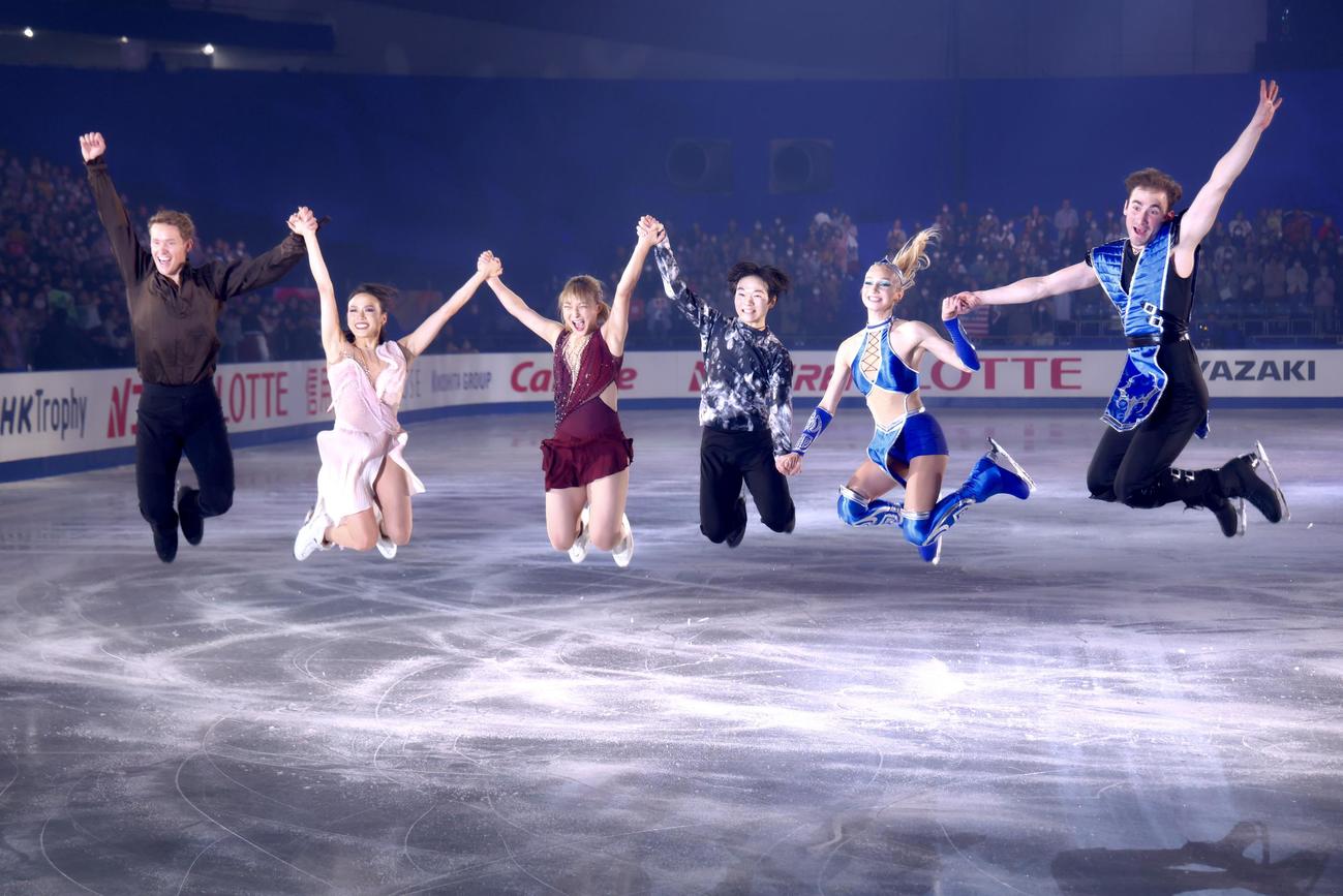 記念撮影する各カテゴリー優勝選手。左からアイスダンスのエバン・ベイツ、マディソン・チョーク、女子シングルの坂本、男子シングルの鍵山、ペアのアナスタシア・メチョルキナ、ルカ・ベルラワ（撮影・河田真司）