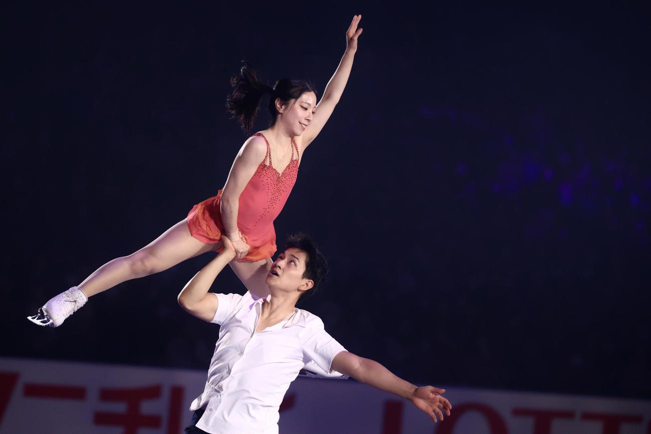 フィギュアスケートGPシリーズ第4戦NHK杯のエキシビションに臨む三浦（上）と木原（撮影・河田真司）