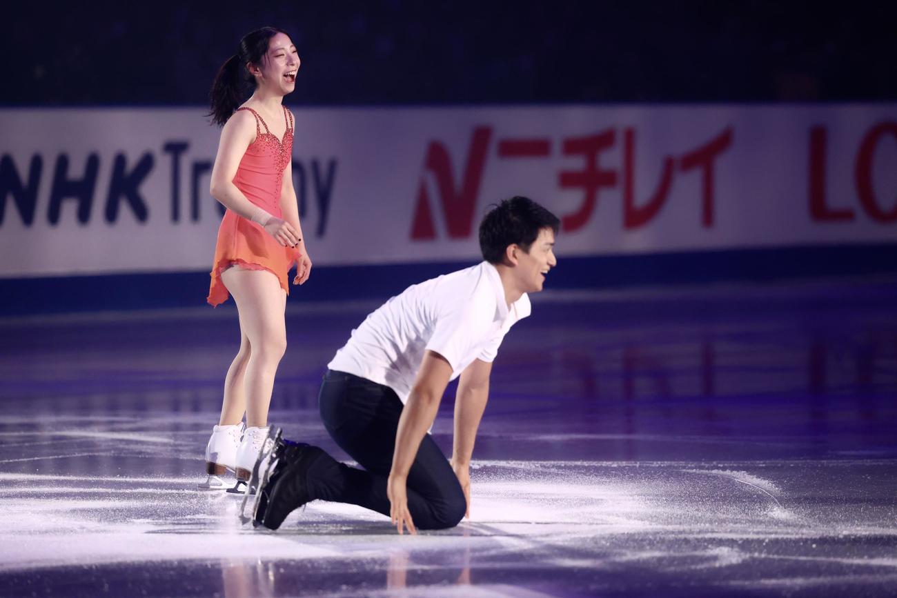 フィギュアスケートGPシリーズ第4戦NHK杯のエキシビションに臨む三浦（左）と木原（撮影・河田真司）
