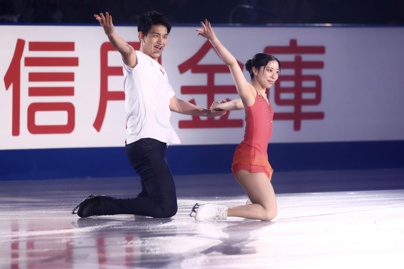 フィギュアスケートGPシリーズ第4戦NHK杯のエキシビションに臨む木原（左）と三浦璃来（撮影・河田真司）