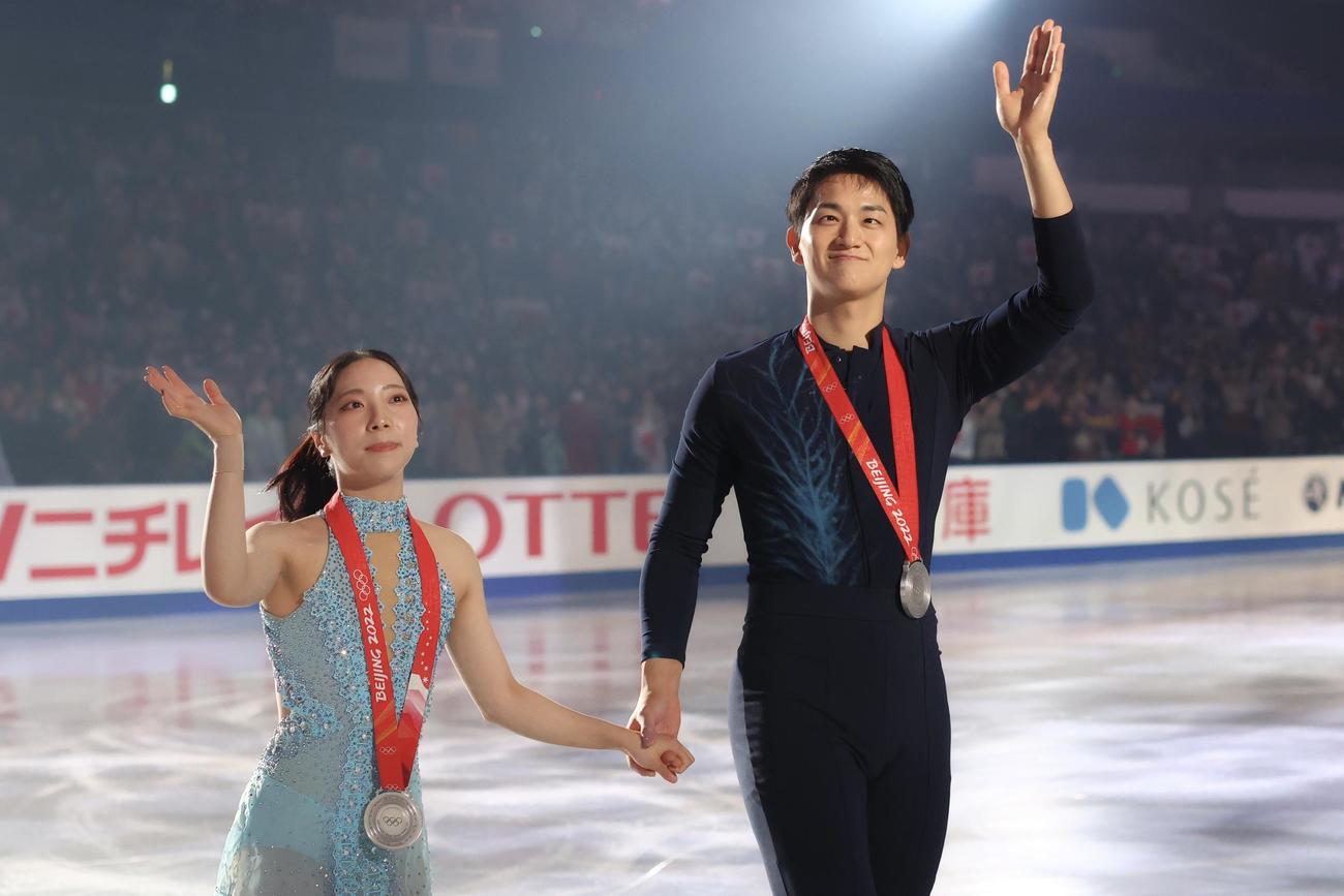 フィギュアスケートGPシリーズ第4戦NHK杯のエキシビションで、北京五輪団体戦で獲得した銀メダルを披露する三浦（左）と木原（撮影・河田真司）